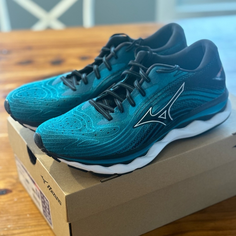 Men’s Mizuno wave sky 6 running shoe